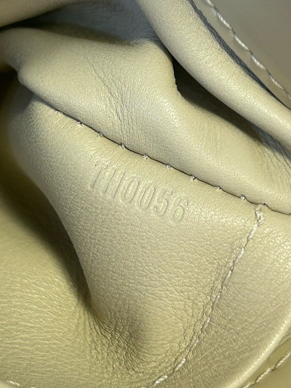 Louis Vuitton LIMITED EDITION Velvet chains Mini Linda Monogram Chain Bag - Picture 6 of 16